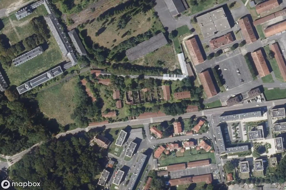 Műholdas légi felvétel Habitat 2000 helyszínről, egy elhagyatott Lakóház itt: Fontainebleau, Franciaország