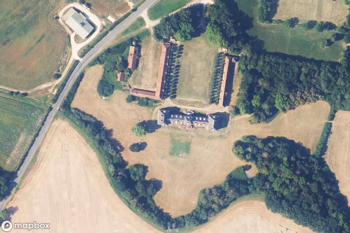 Satellittbilde fra luften av Château de Lévis, et forlatt Slott i Lurcy-Lévis, Frankrike