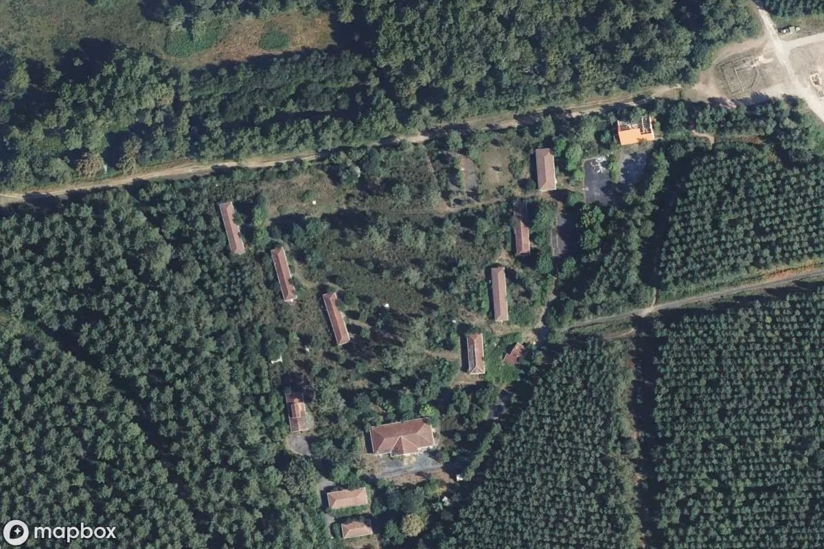 Satellitbild från luften av Ferienzentrum Le Craoue, en övergiven i Parentis-en-Born, Frankrike