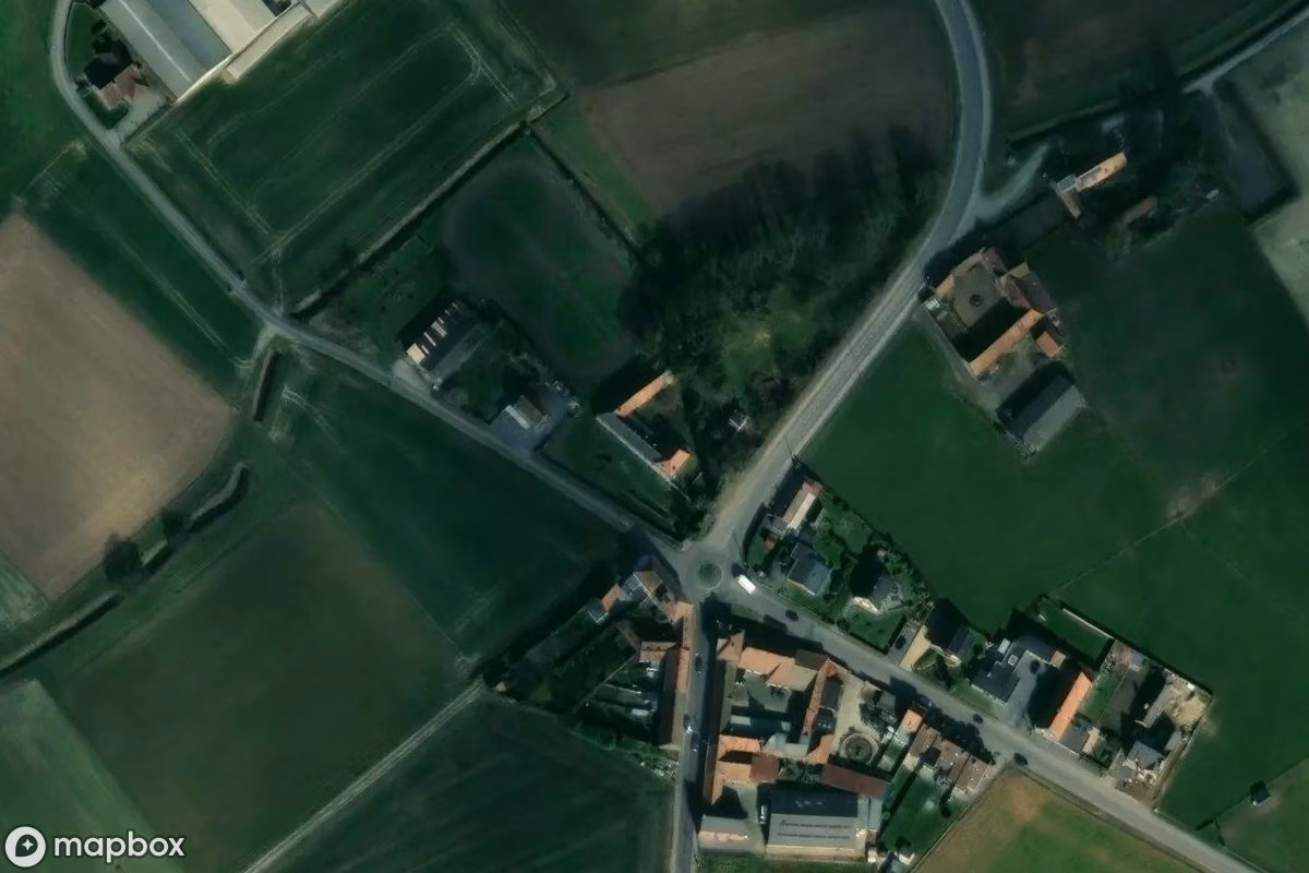 Satellitenansicht von Maison aux 1000 Fenêtres, eine verlassene Wohnhaus in Helkijn, Belgien