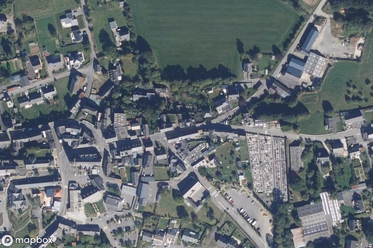 Satellittbilde fra luften av Maison Numéro 20, et forlatt Bolighus i Châtillon-en-Vendelais, Frankrike