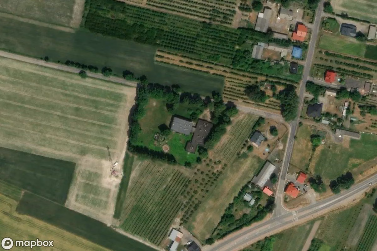 Aerial satellite view of Verlassene Schule Osiny, an abandoned School in Osiny, Poland