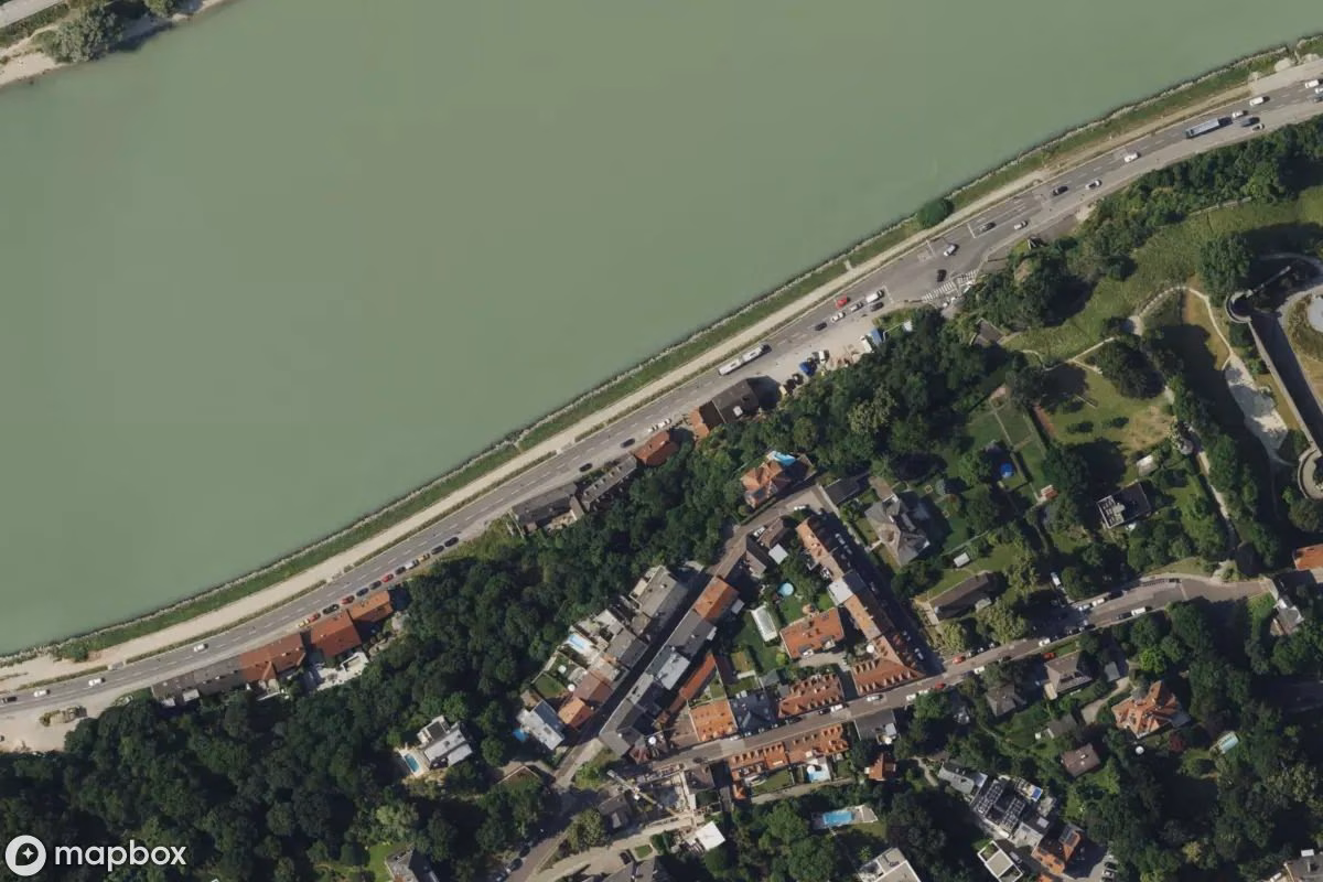 Satellittbilde fra luften av Laufhaus mit Bunker, et forlatt Bunker i Linz, Østerrike