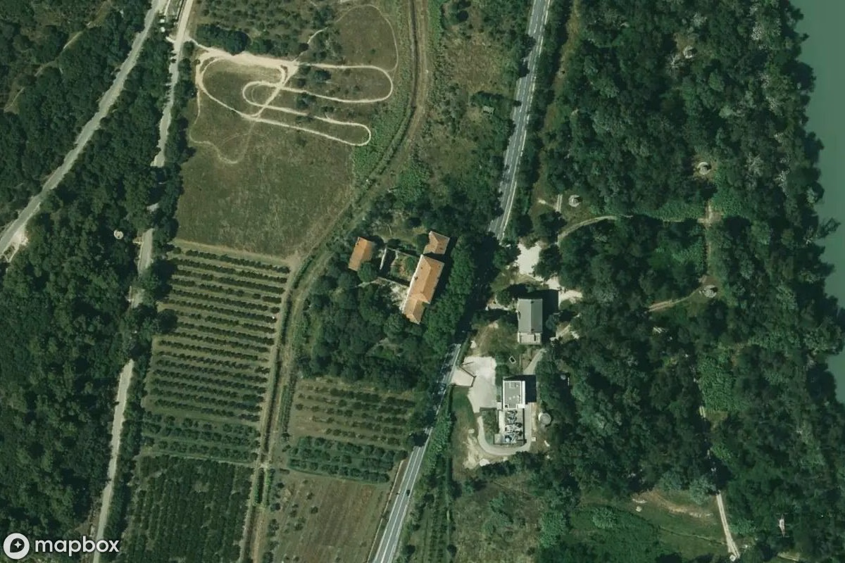 Satelitarny widok z lotu ptaka Lost Place, opuszczone  w Beaucaire, Francja