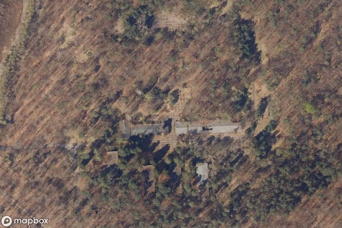 Satelitní letecký pohled na NVA-Raketenbasis, opuštěné Vojenský objekt v Weggun, Německo