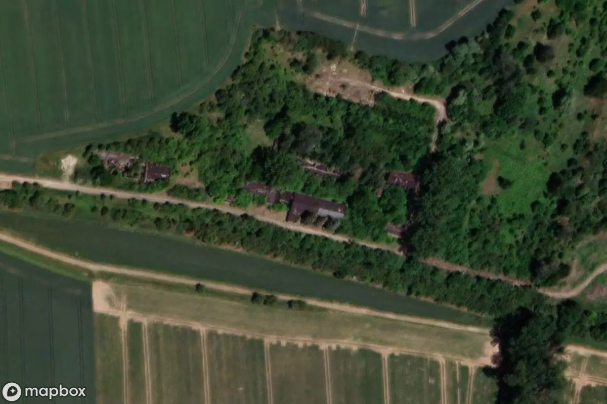 Vista aérea por satélite de Bahnhof, un Estación de tren abandonado en Badeleben, Alemania