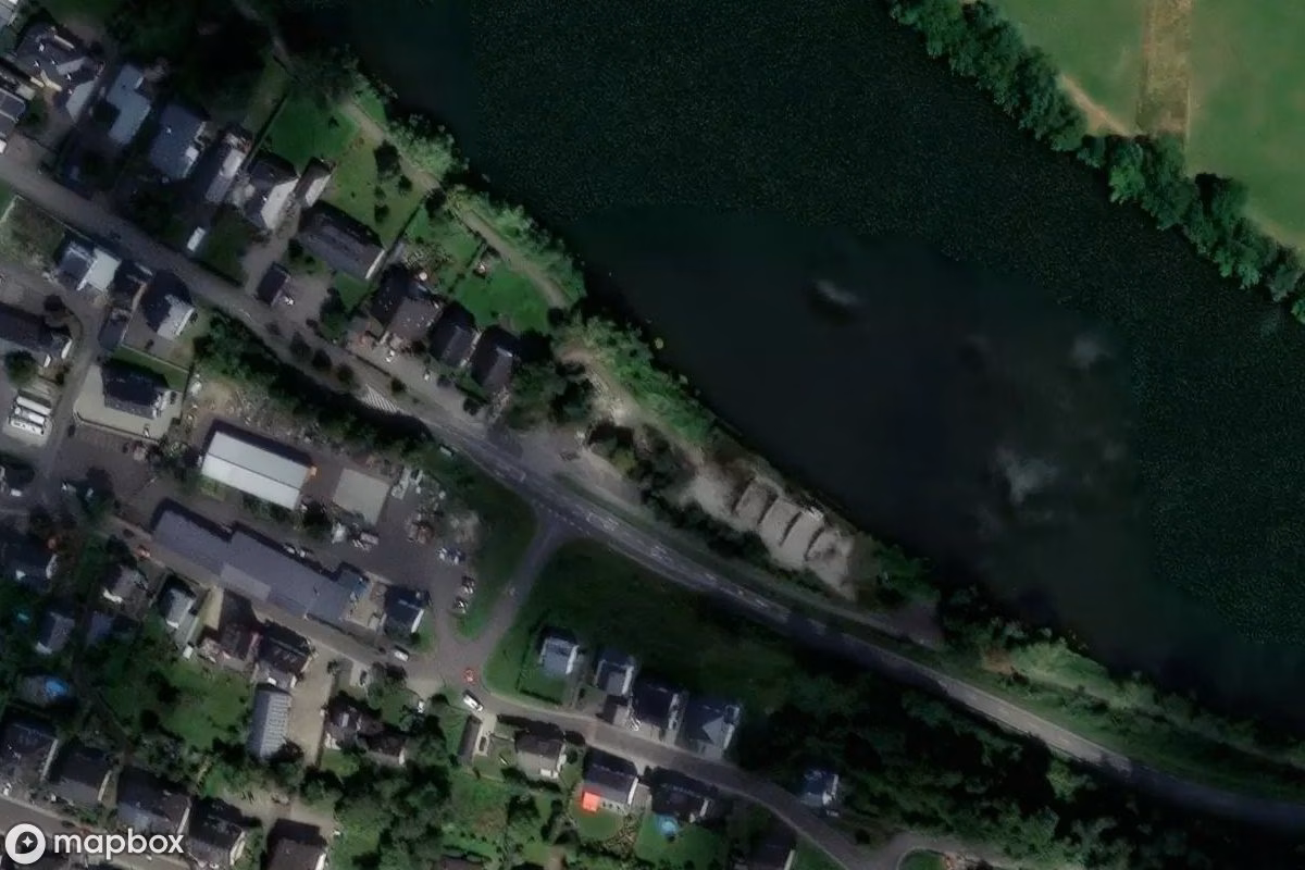 Satellitenansicht von Bagger, eine verlassene Fahrzeug in Bernkastel-Kues, Deutschland