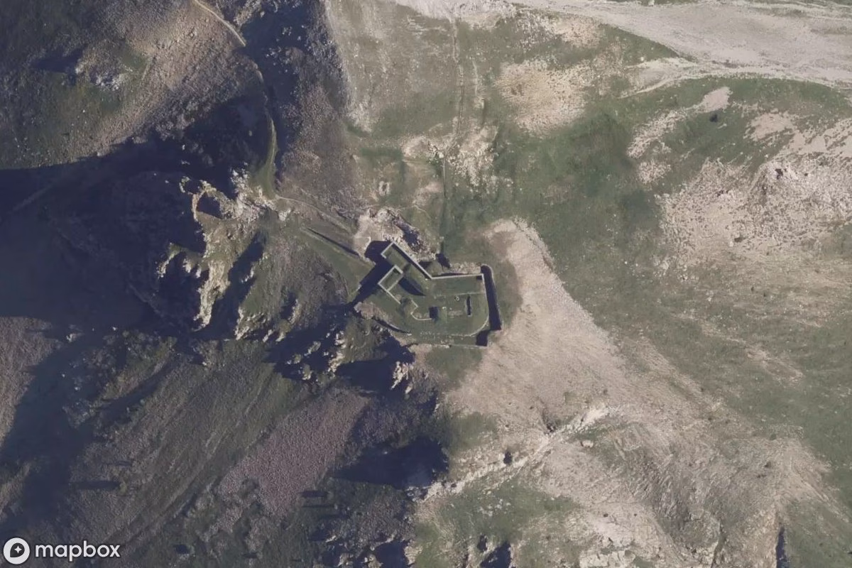 Satellitbild från luften av Fort Pépin, en övergiven Militär anläggning i Tende, Frankrike