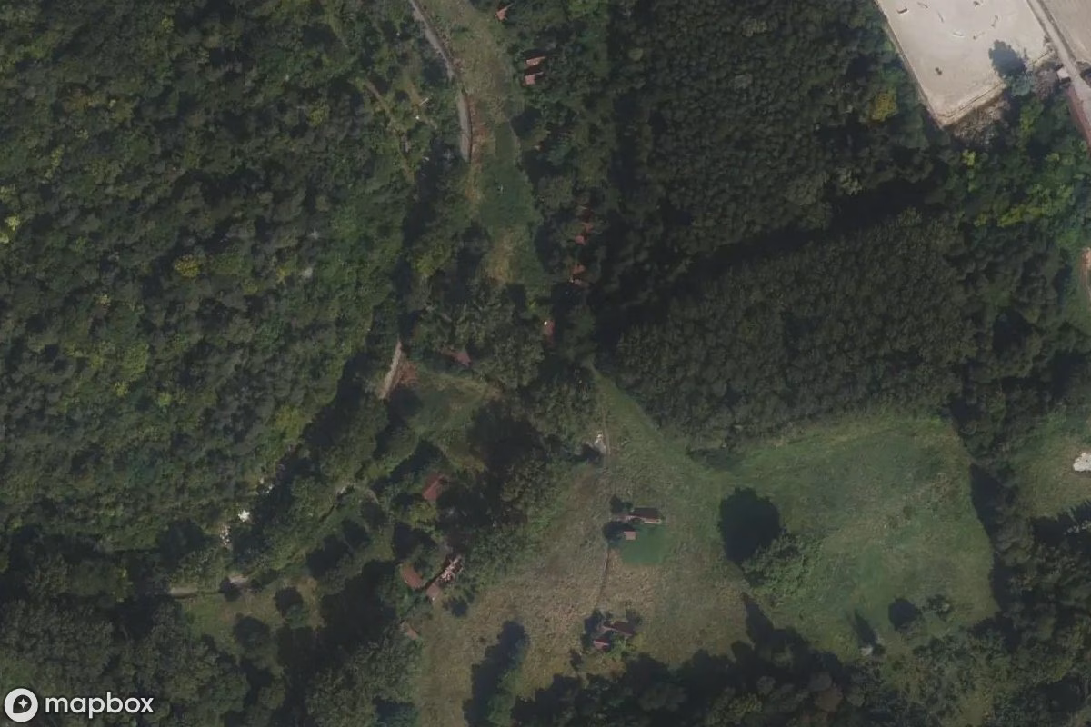 Satellitbillede set fra luften af Verlassene Weiler, et forladt  i Menouville, Frankrig