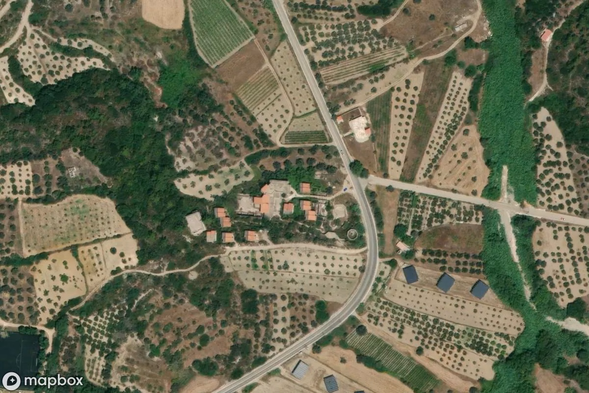 Vista aérea por satélite de Hotelanlage, un Hotel abandonado en Salakos, Grecia