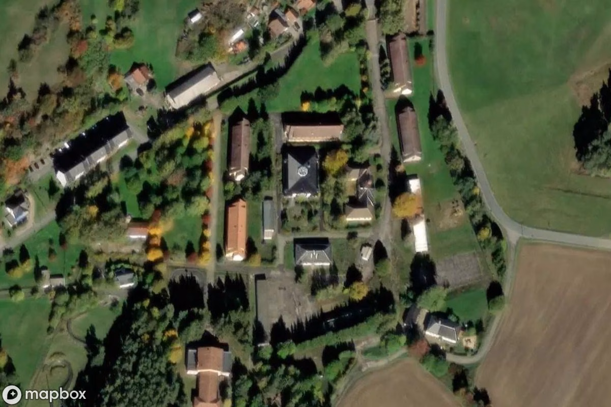 Vista aérea por satélite de Kinder- und Jugenddorf, un  abandonado en Saalfeld/Saale, Alemania