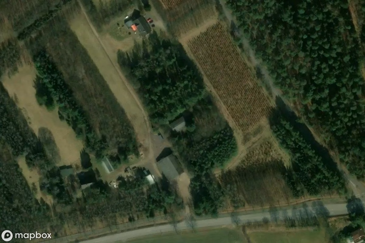 Satellietbeeld vanuit de lucht van Alter Bungalow, een verlaten in Fuhlenrüe, Duitsland