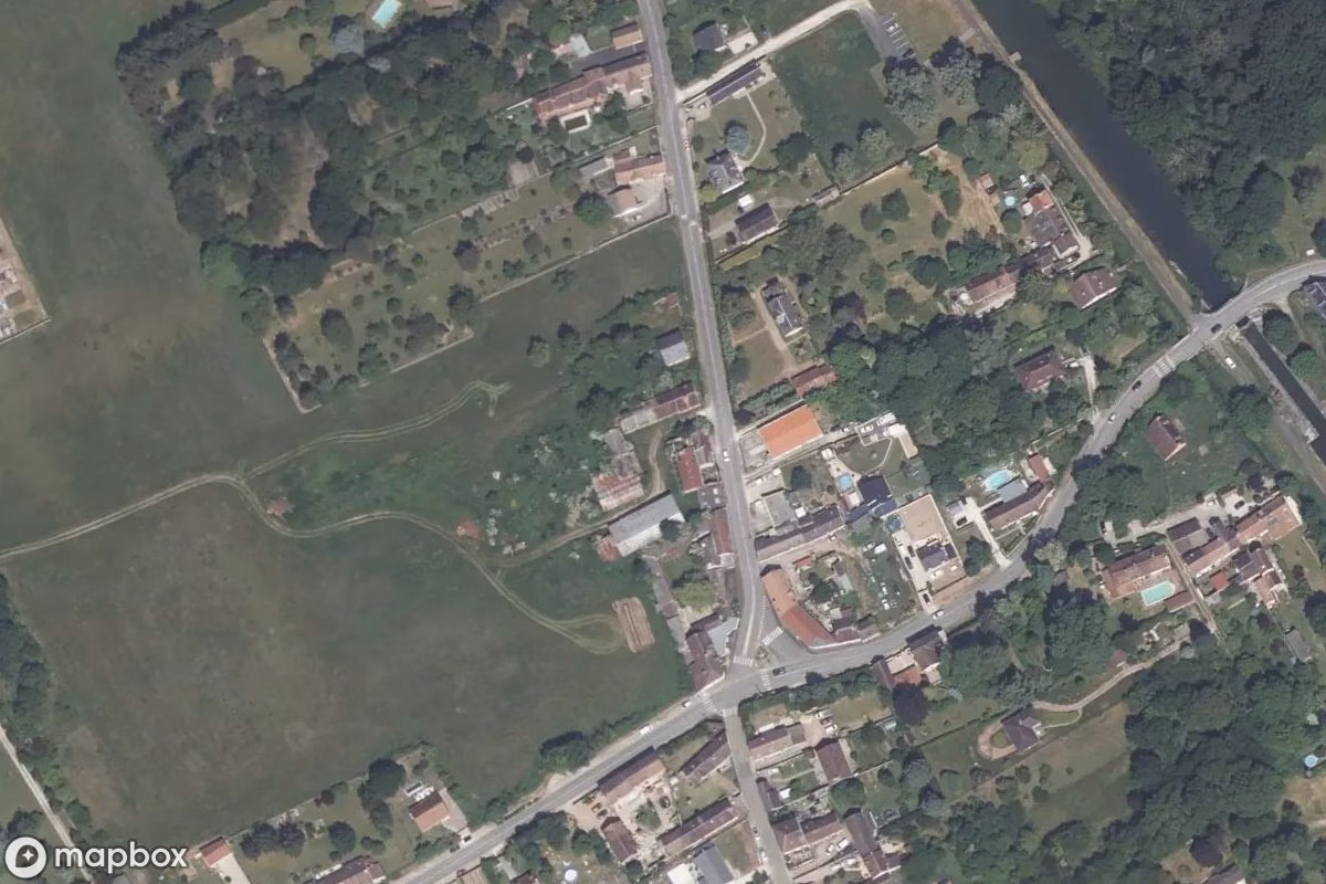 Satelitní letecký pohled na Bauernhof, opuštěné Statek v Nargis, Francie