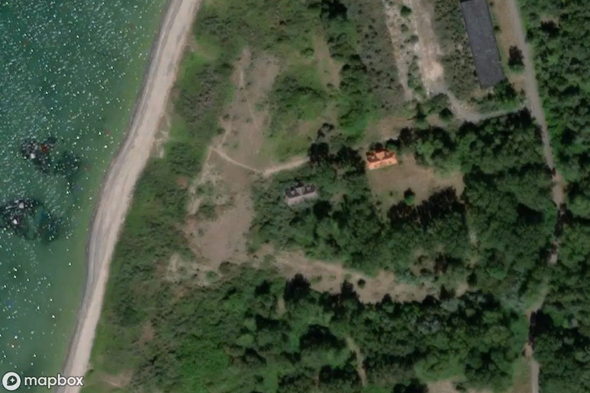 Satellitenansicht von Häuser, eine verlassene Wohnhaus in Dranske, Deutschland