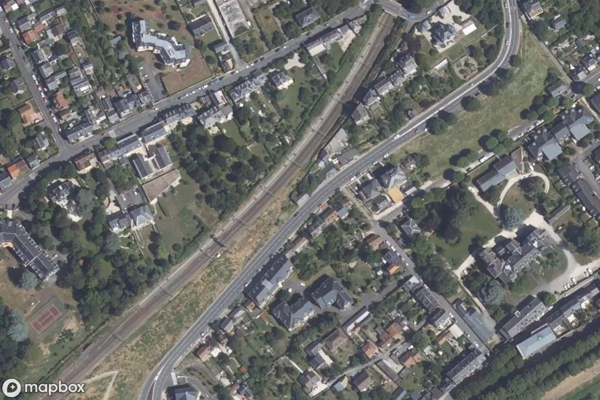 Satellitbillede set fra luften af Das Haus des Hausbesetzers, et forladt Beboelseshus i Blois, Frankrig