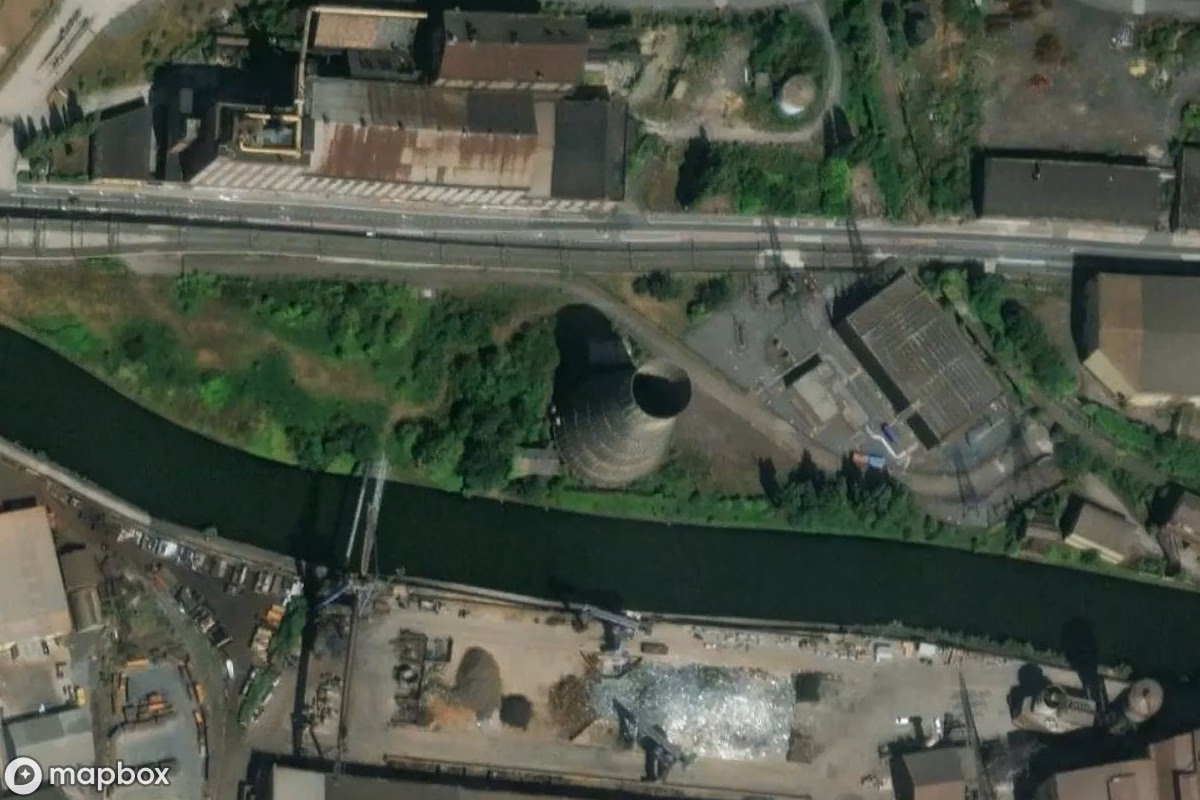 Satellitbillede set fra luften af Kühlturm, et forladt Tårn i Charleroi, Belgien