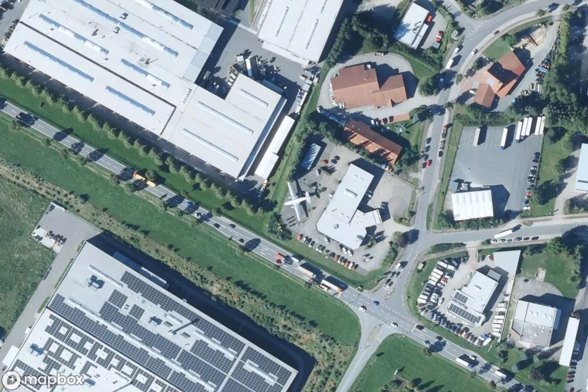 Satellietbeeld vanuit de lucht van Flugzeug, een verlaten Voertuig in Unterheinsdorf, Duitsland