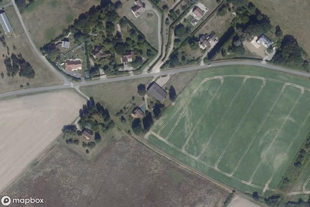 Satelitarny widok z lotu ptaka Maison Clochette Verte, opuszczone Dom mieszkalny w Herbeville, Francja