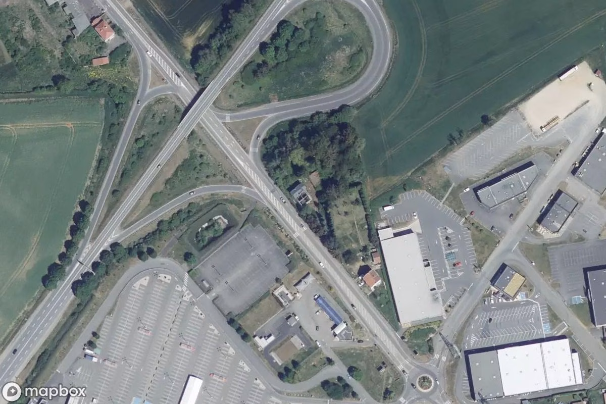 Satellitbillede set fra luften af Maison 643, et forladt Beboelseshus i Sainte-Marie-aux-Chênes, Frankrig