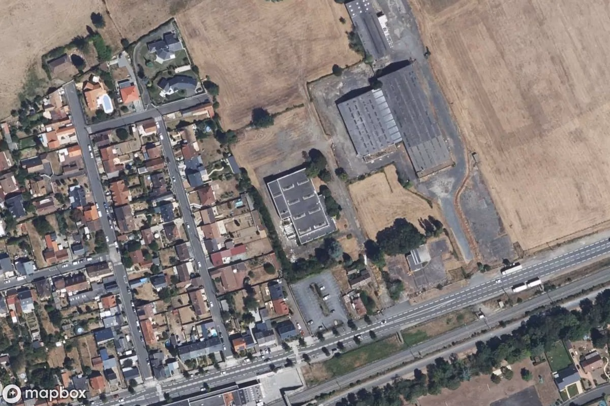 Satelitarny widok z lotu ptaka Altes Bearbeitungsunternehmen, opuszczone  w Yvré-l'Évêque, Francja