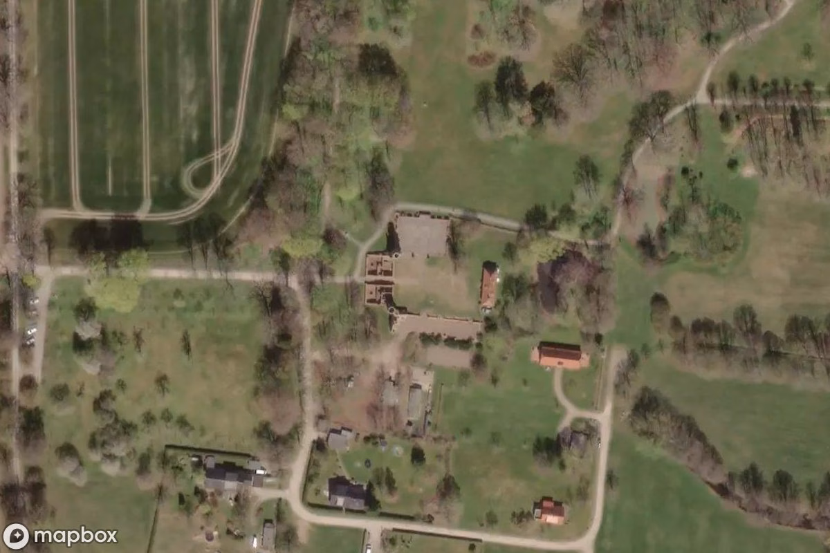 Satelitarny widok z lotu ptaka Schlossruine Pansevitz, opuszczone Zamek w Kluis, Niemcy