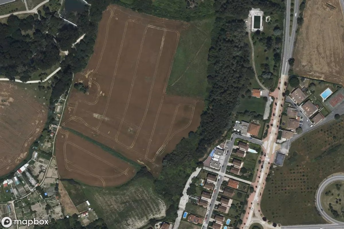 Aerial satellite view of Haus mit Pelota-Platz, an abandoned Residence in Valle de Egüés / Eguesibar, Spain