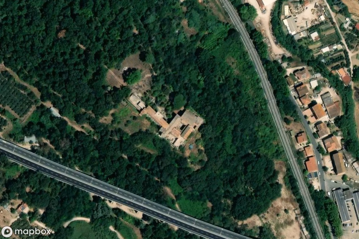 Vista aérea por satélite de San Bernardino, un abandonado en Caldare, Italia