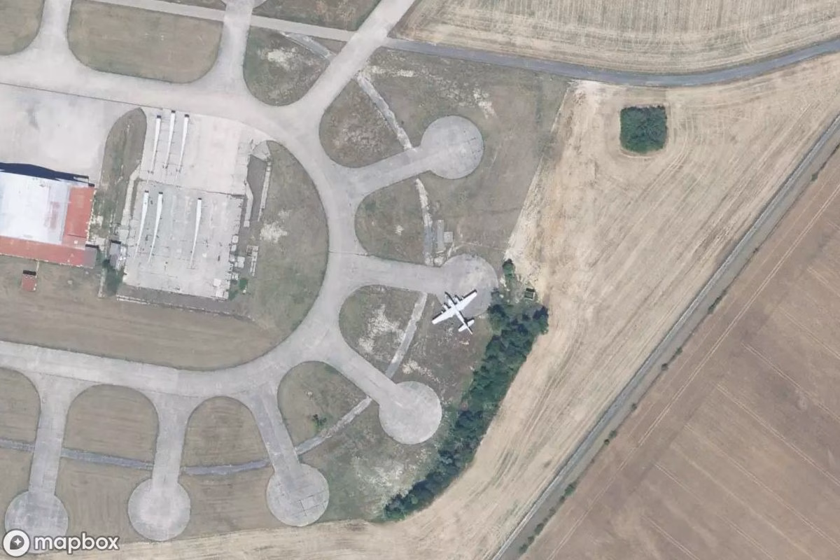 Satellitenansicht von Flugzeuge, eine verlassene  in Saint-Léger-sous-Brienne, Frankreich