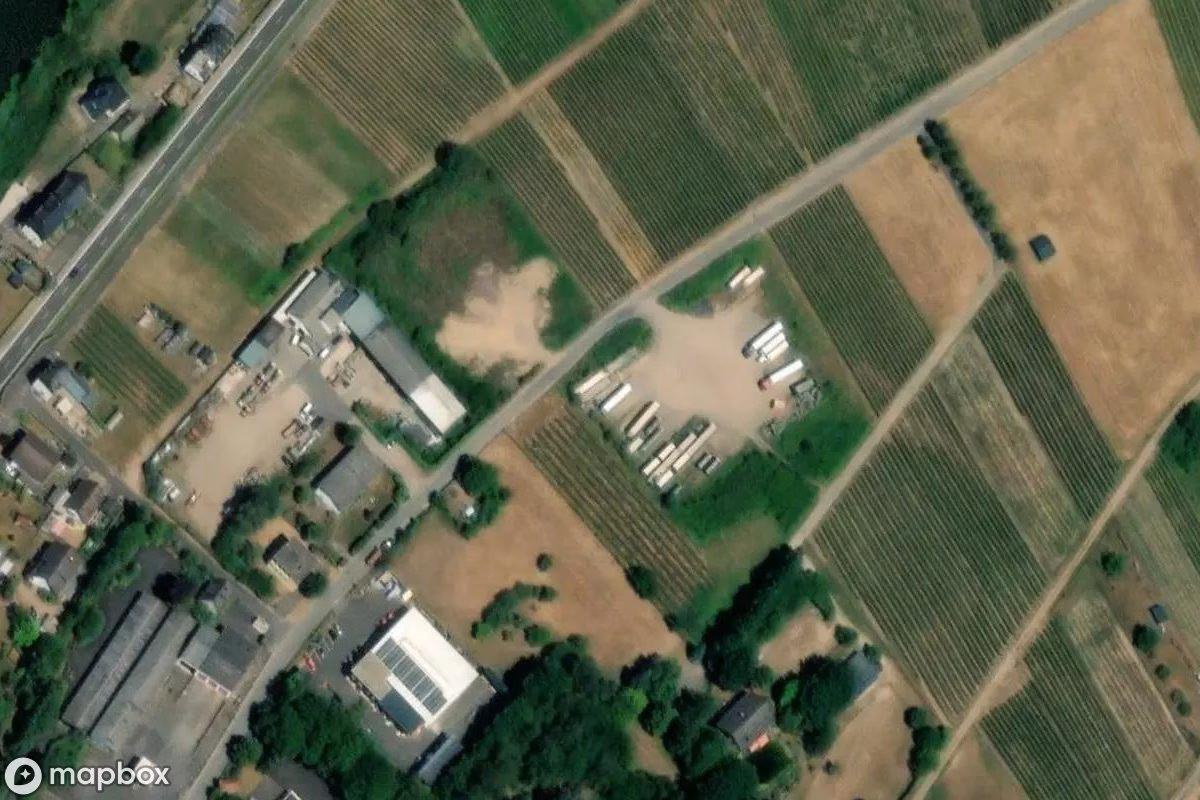 Satellitbild från luften av Auto, en övergiven Fordon i Zeltingen-Rachtig, Tyskland