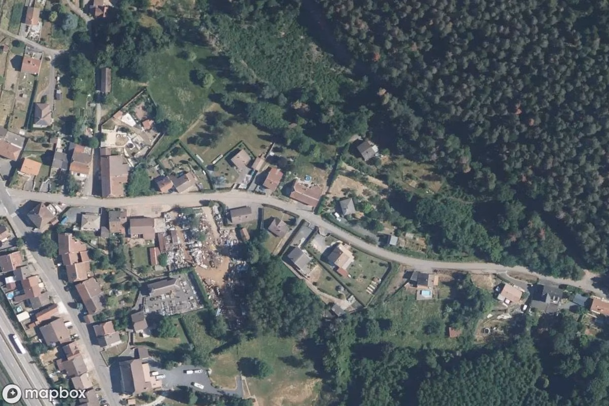 Satellittbilde fra luften av Petit Manoir De La Saline, et forlatt Bolighus i Moyenmoutier, Frankrike