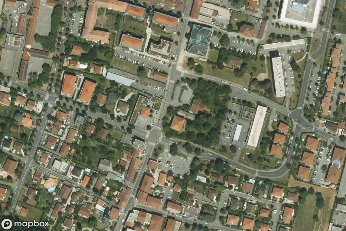 Satellitenansicht von Altes Hotel, eine verlassene Hotel in Meyzieu, Frankreich