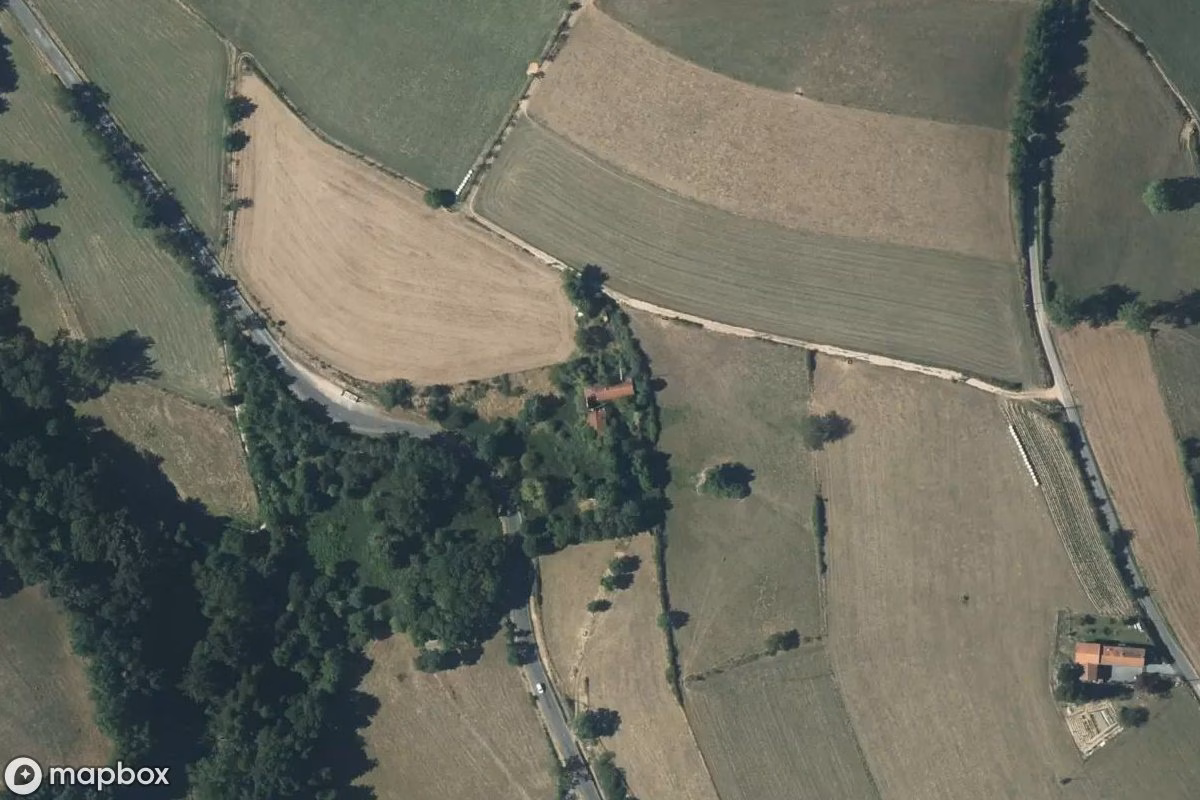 Satelitarny widok z lotu ptaka Maison Perdrigonne, opuszczone Dom mieszkalny w Saint-Martin-Lestra, Francja