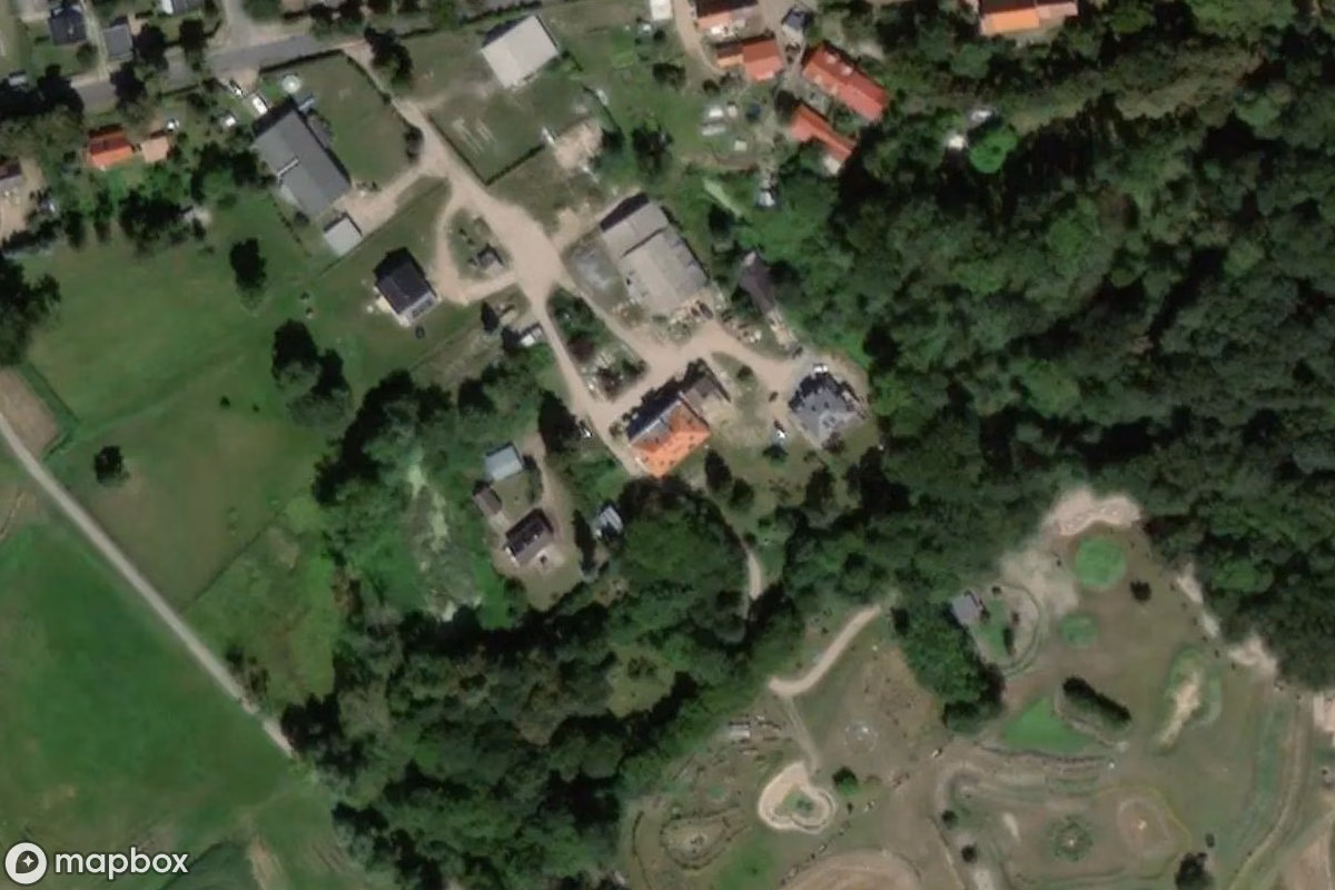 Satellietbeeld vanuit de lucht van Bauernhof, een verlaten Boerderij in Gustow, Duitsland