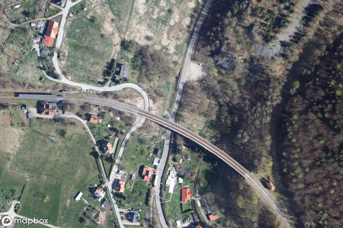 Vue aérienne satellite de Viadukt Ludwikowice, un Pont abandonné à Ludwikowice Kłodzkie, Pologne