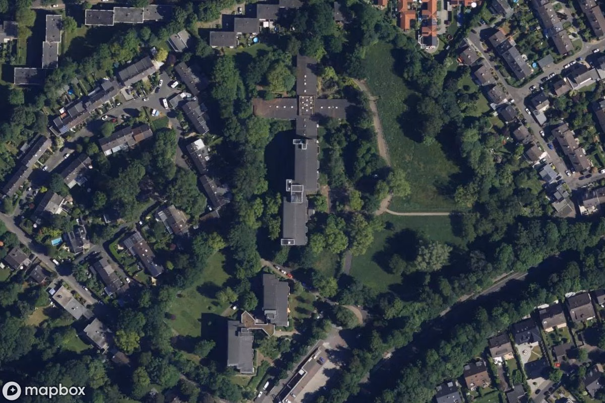 Satellitbillede set fra luften af Seniorenheim Sana Kliniken, et forladt Hospital i Dusseldorf, Tyskland