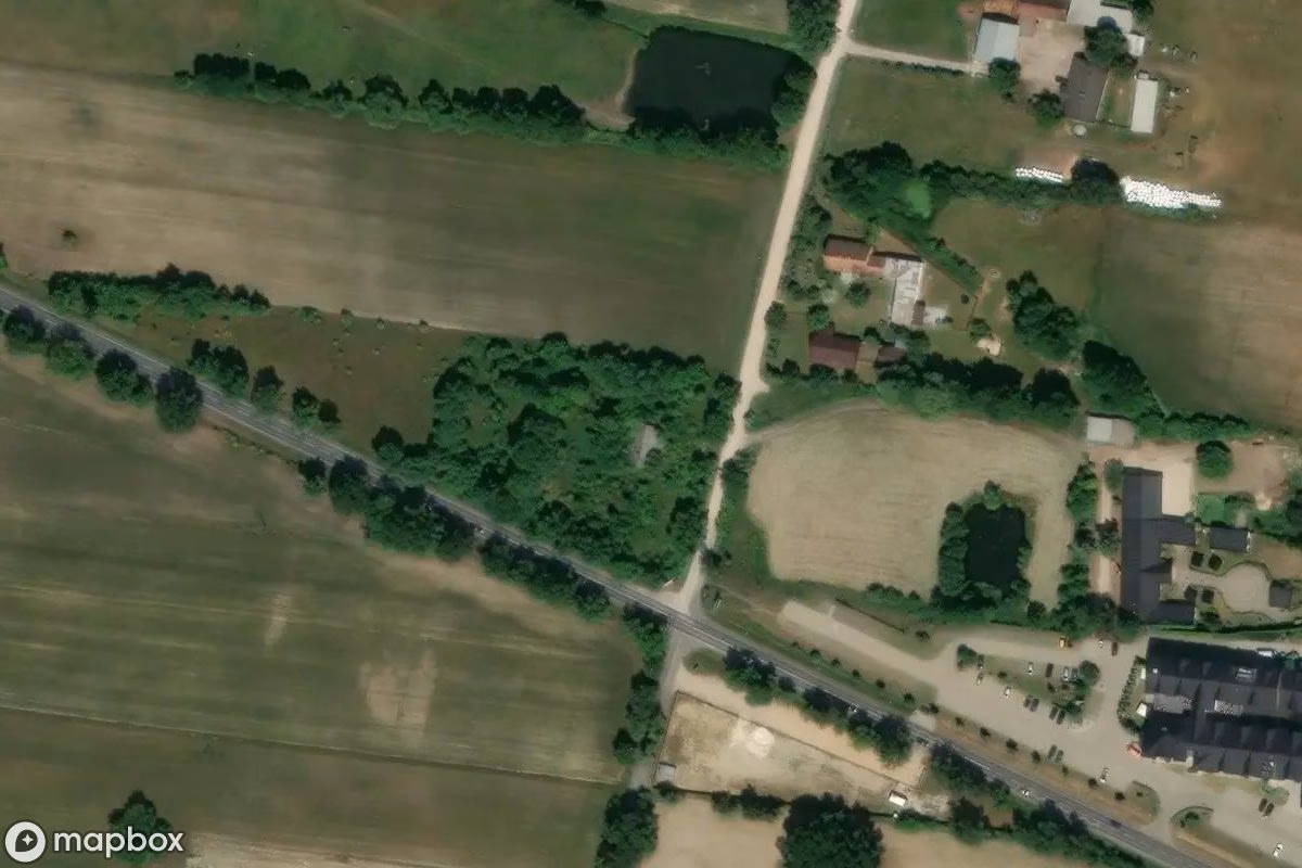 Vue aérienne satellite de Altes Haus, un Résidence abandonné à Nowy Adamów, Pologne