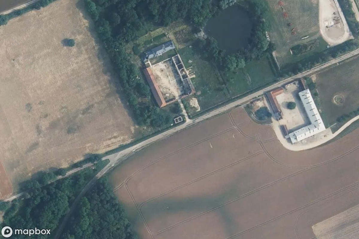 Satellietbeeld vanuit de lucht van Maison Cruzy, een verlaten Woonhuis in Cruzy-le-Châtel, Frankrijk