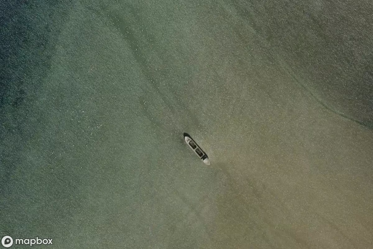 Vista aérea por satélite de Betonschiff, un  abandonado en Wismar, Alemania