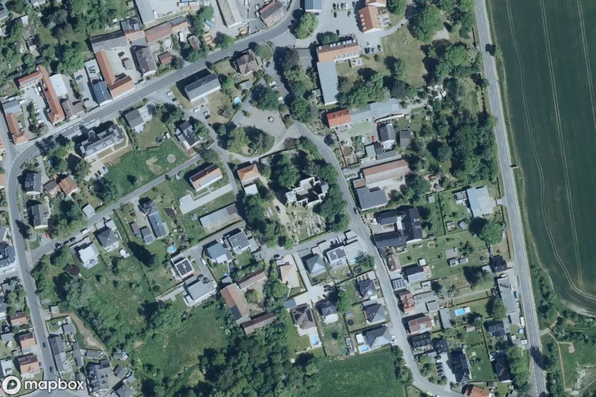 Satellietbeeld vanuit de lucht van Kirche, een verlaten Kerk in Markkleeberg, Duitsland