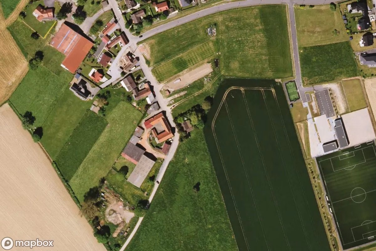 Satellietbeeld vanuit de lucht van Maison queue de faisans, een verlaten Woonhuis in Camphin-en-Pévèle, Frankrijk