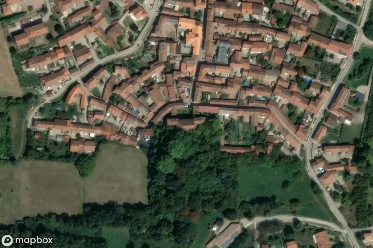 Satelitní letecký pohled na Palazzo L, opuštěné Obytný dům v Lauriano, Itálie