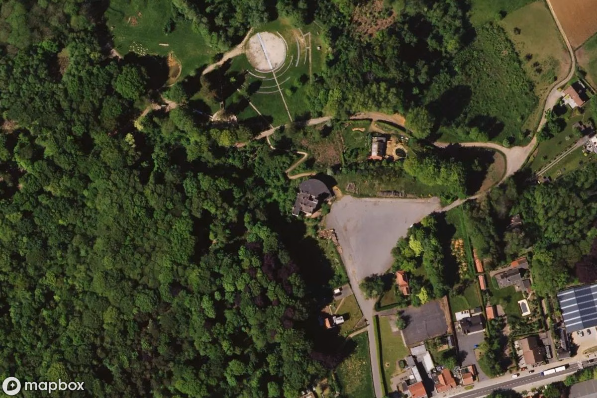Vista aérea por satélite de Speelbeeg De Kosmos, un  abandonado en Heuvelland, Bélgica