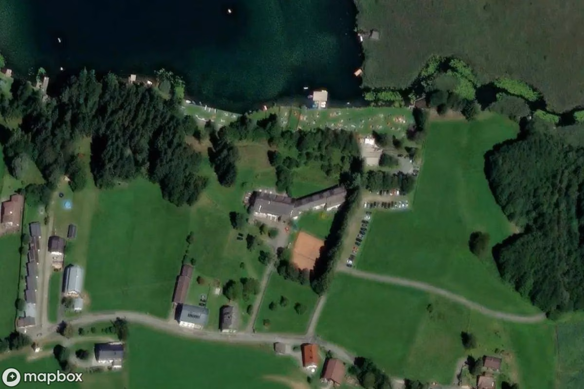 Satellitenansicht von Hotel, eine verlassene Hotel in Hermagor-Pressegger See, Österreich