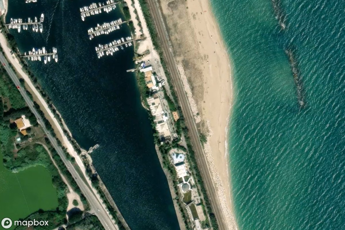 Satellietbeeld vanuit de lucht van Disko Babaloo, een verlaten Discotheek in Potenza Picena, Italië