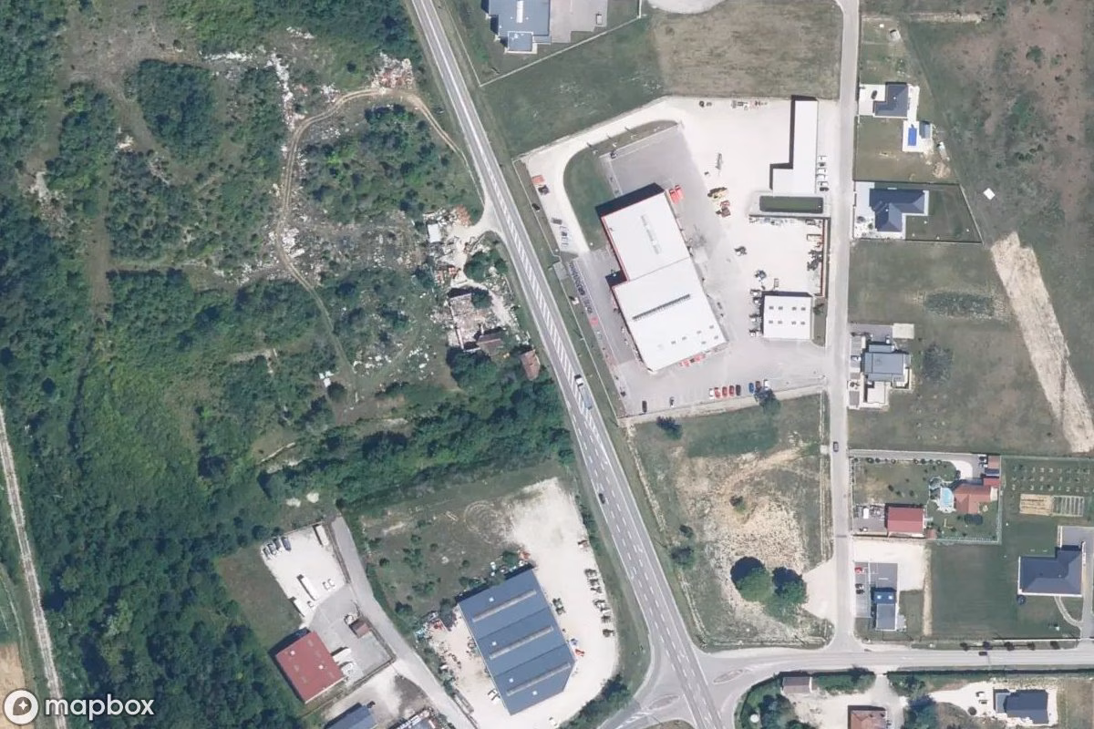 Satelitní letecký pohled na Maison Du Bas De La Route, opuštěné Obytný dům v Polisot, Francie