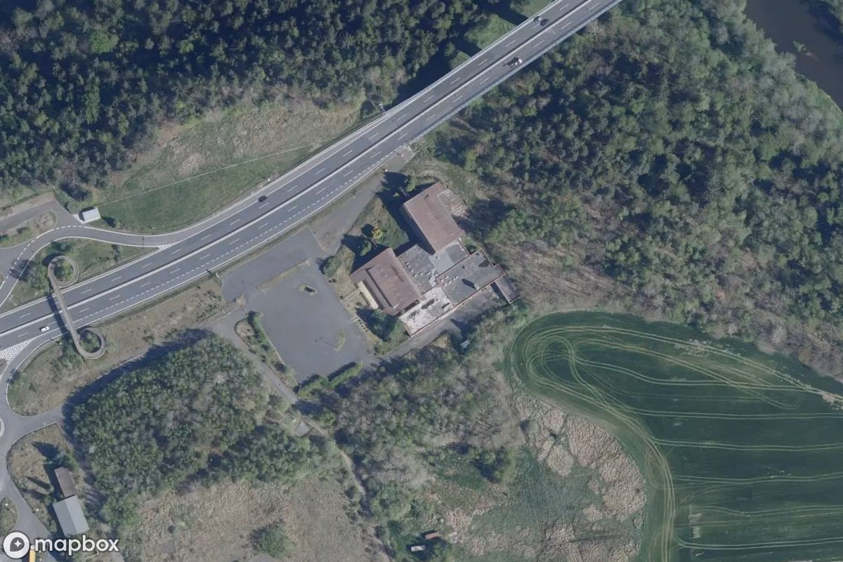 Satelitarny widok z lotu ptaka Hotel, opuszczone Hotel w Staré Sedlo, Czechy