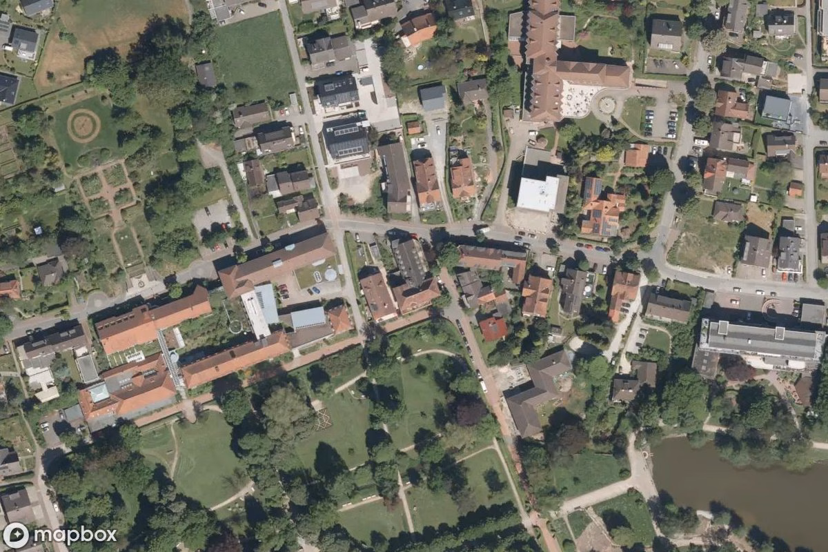 Satelitní letecký pohled na Retro Hotel, opuštěné Hotel v Bad Meinberg, Německo