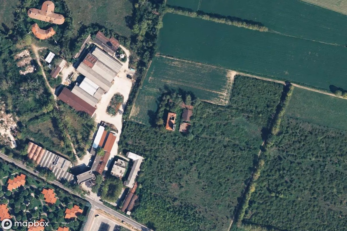Satellittbilde fra luften av Lost Place, et forlatt  i Castelnuovo del Garda, Italia