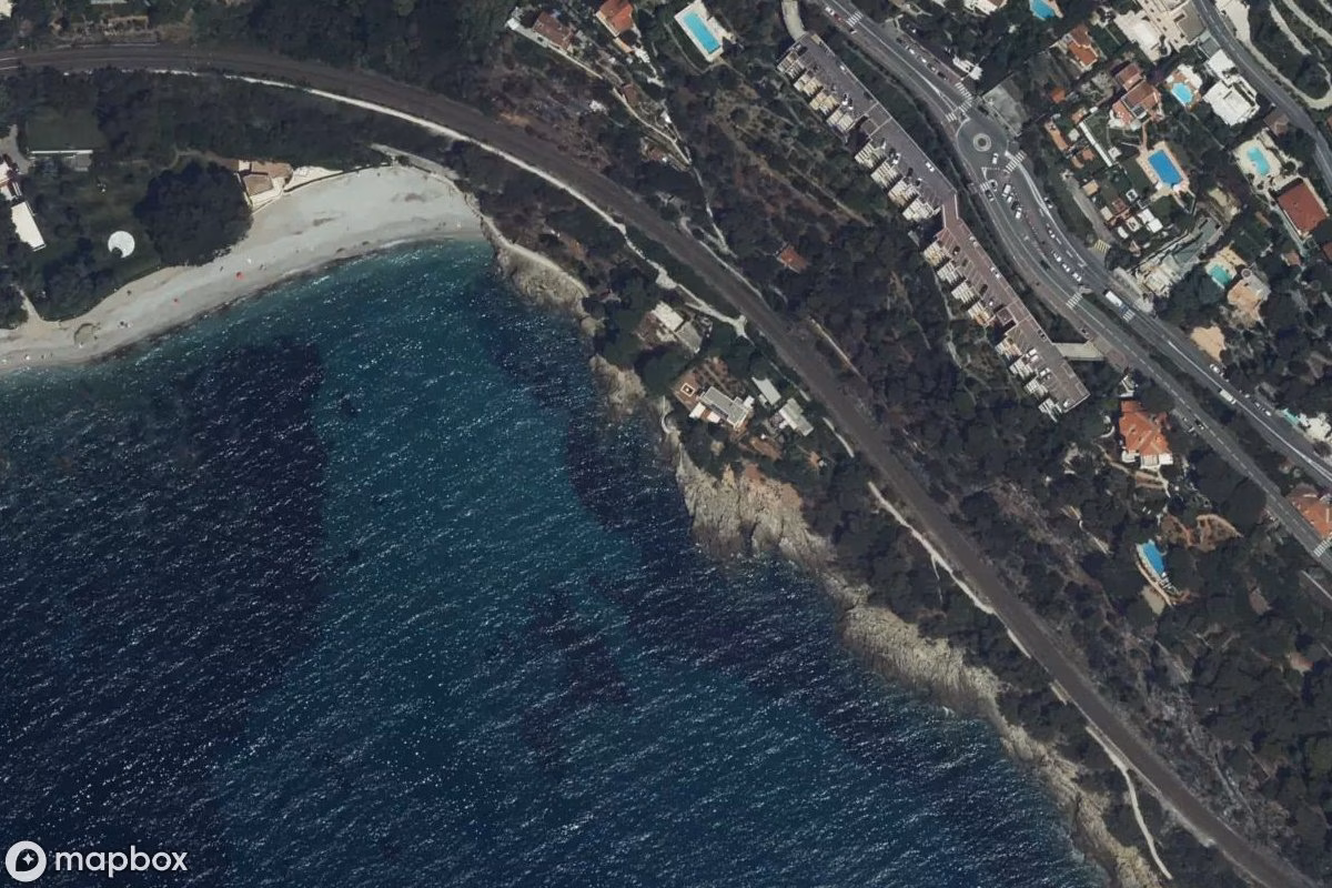 Satellitbillede set fra luften af Secret D, et forladt  i Roquebrune-Cap-Martin, Frankrig
