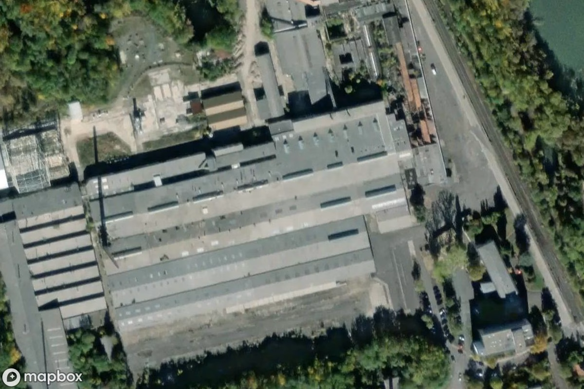 Satellietbeeld vanuit de lucht van Fliesenfabrik, een verlaten Fabriek in Gießen, Duitsland